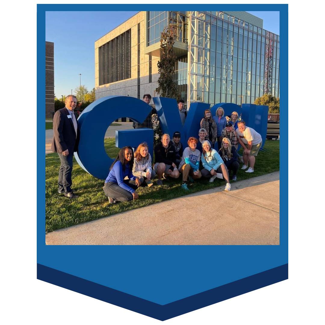 Students posing in front of GVSU letters
